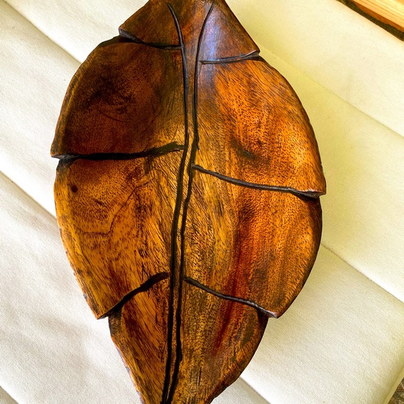 New hand carved wooden leaf bowl from Jamaica - Picture 2 of 5